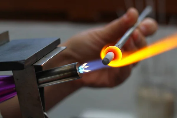 cam eritme için araçları ile kadının el