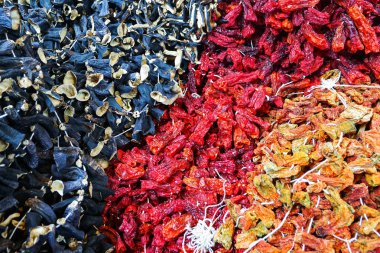 Kurutulmuş patlıcan ve kırmızı biber, çarşı