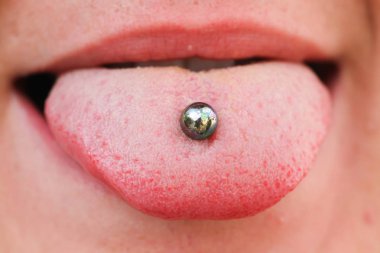 kadın ağız Nick piercing
