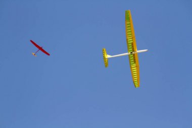 RC uzaktan yükselen uçak modeli motorlu mavi gökyüzü üzerinde kontrol