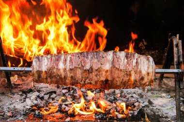 Geleneksel yemek döner.