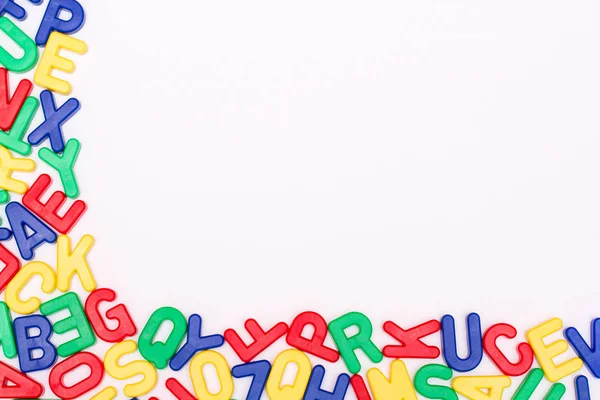 Saf beyaz zemin üzerine detaylı plastik harfler