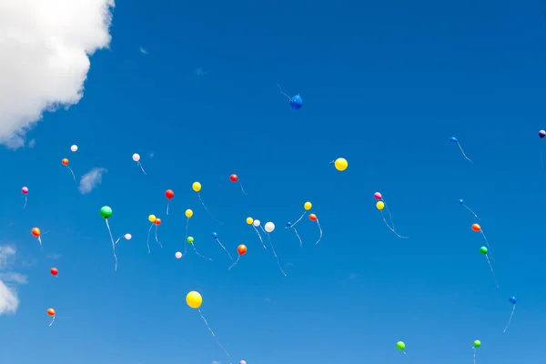 mavi gökyüzünde birçok parlak baloons