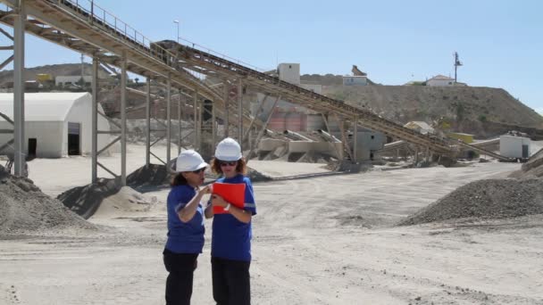 Women engineer at open pit — Stock Video