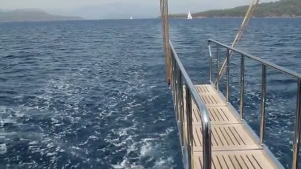 Yacht berlayar di laut — Stok Video
