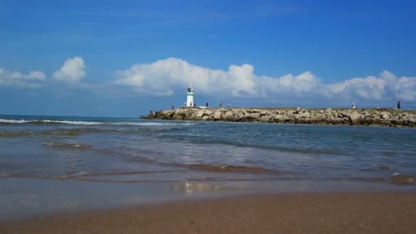 Lighthouse and wave at sea — Stock Video