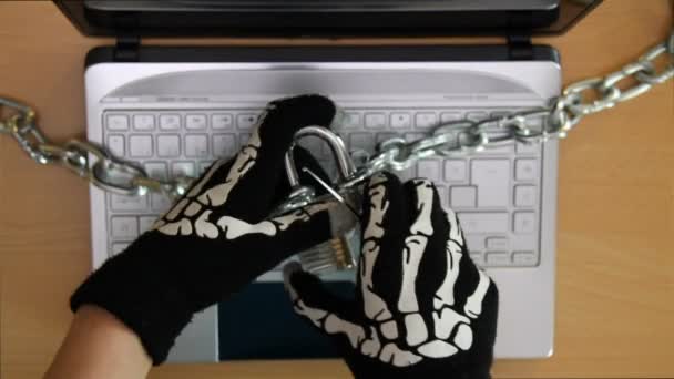 Кібер-злочинець, крадіжка секретів з ноутбуком — стокове відео