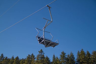 Kayakçı ve snowboard üzerinde bir teleferik