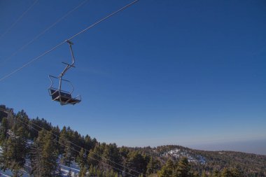 Kayakçı ve snowboard üzerinde bir teleferik