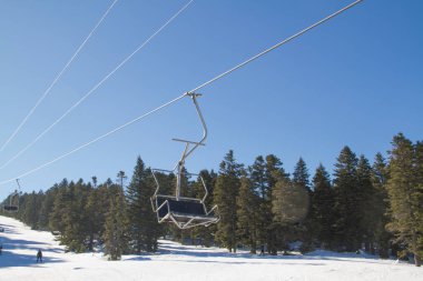 Kayakçı ve snowboard üzerinde bir teleferik