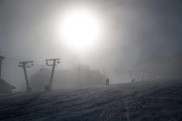 滑雪和滑雪板爱好者的滑雪电梯 — 图库照片
