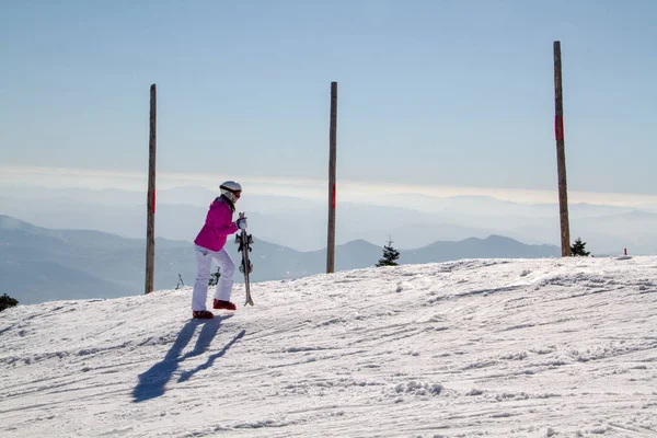 Kvinnliga skidåkare på toppen av berget — Stockfoto