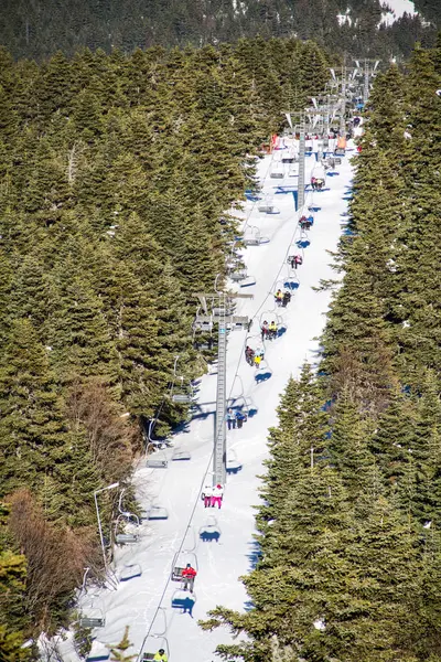 Skid- och snowboardåkare på en skidlift — Stockfoto