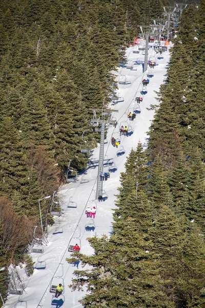 Skid- och snowboardåkare på en skidlift — Stockfoto