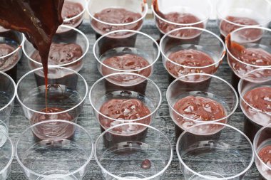 Lezzetli pirinç puding kase yakın tablo