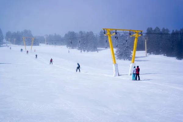 Лыжники и сноубордисты на подъемнике — стоковое фото