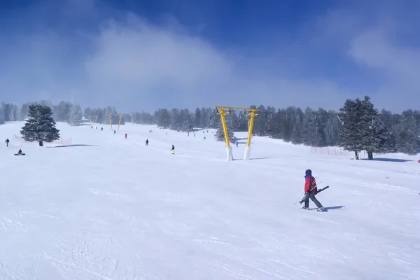 Skid- och snowboardåkare på en skidlift — Stockfoto