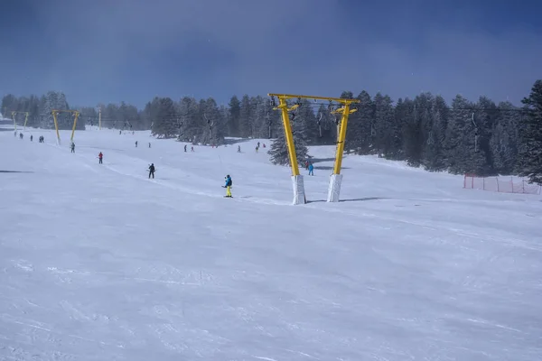 Skid- och snowboardåkare på en skidlift — Stockfoto