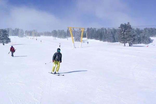 Лыжники и сноубордисты на подъемнике — стоковое фото
