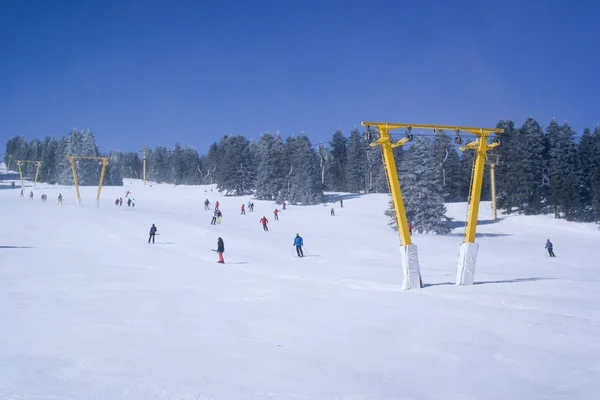 スキーヤーとスノーボーダーはスキー場のリフト — ストック写真