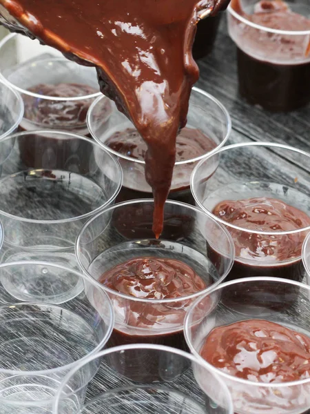 Lezzetli pirinç puding kase yakın tablo