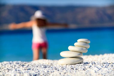Cesedi sahilde güzel bir kız bir meditasyon