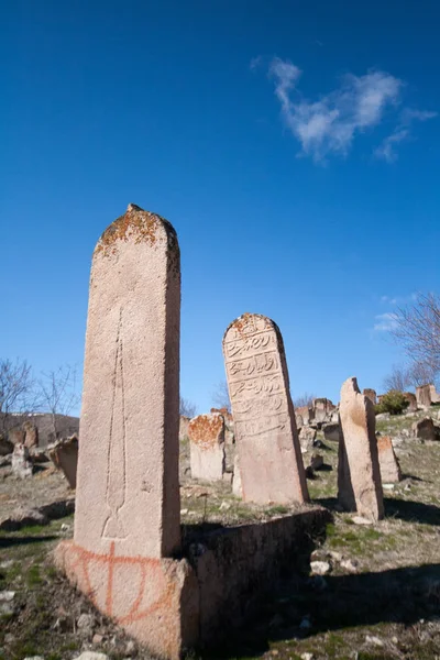 Vieilles pierres sur les tombes à Istanbul de l'époque ottomane — Photo