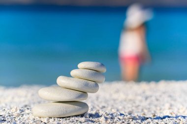 Cesedi sahilde güzel bir kız bir meditasyon