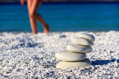 Cesedi sahilde güzel bir kız bir meditasyon