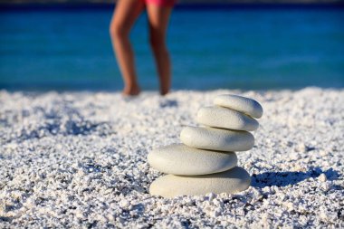 Cesedi sahilde güzel bir kız bir meditasyon