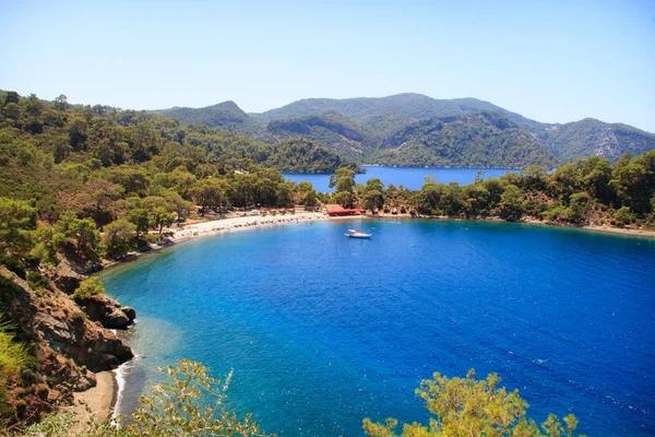 Yat ile güzel bir plaj