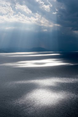 Güneş batımında deniz üzerinde. 