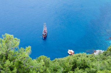 Türkiye'nin sahil yakınındaki sakin deniz suyu üzerinde tekne
