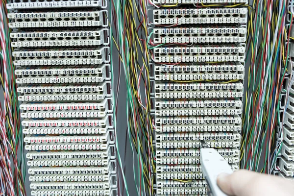 Operador instalando centralita telefónica — Foto de Stock
