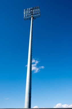 çağdaş Stadyumu ışık ve mavi gökyüzü