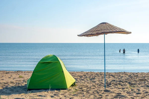 Campingzelt an der Küste — Stockfoto