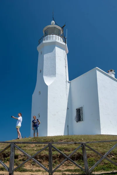 Selfy előtt világítótorony közel a tengerhez — Stock Fotó