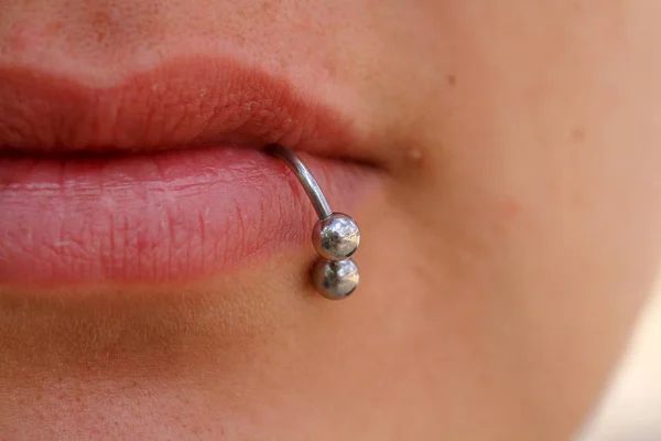 Primo piano di labbra e piercing — Foto Stock