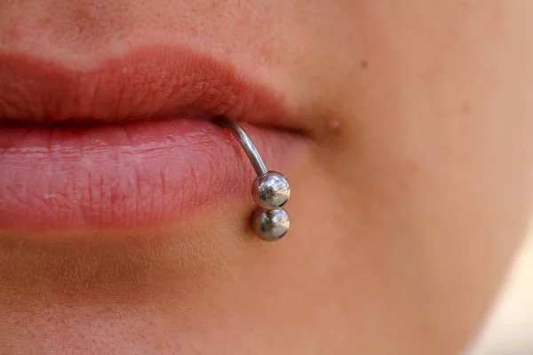 Close-up de lábios e piercings Fotos De Bancos De Imagens