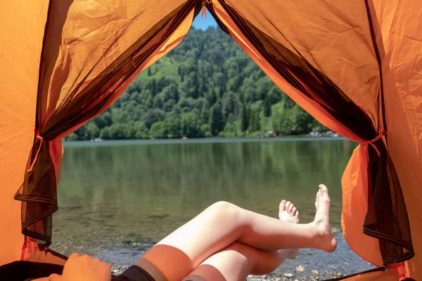 Mädchen Sitzt Zelt Vor Der Kulisse Eines Unglaublichen Sees — Stockfoto