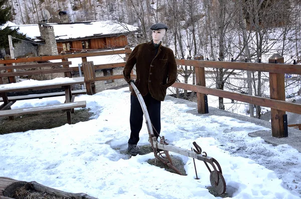 mannequins - Farmer with antique plow through the snow