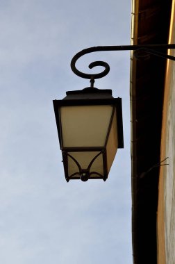 kutu gibi eski sokak lambası