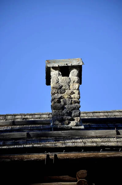 Almdach mit Schornstein — Stockfoto