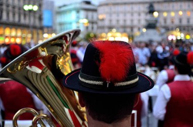tromboncu karanlık kap ve kırmızı kuş tüyü dolgu ile
