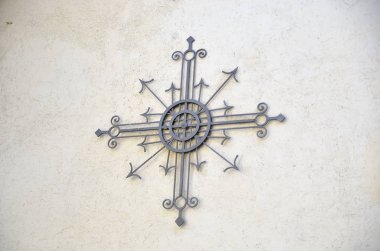 eşit kollu metal haç