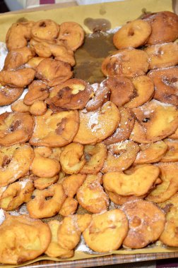 şeker taneleri ile kaplı elma krep