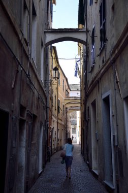 bir ülkenin Akdeniz sokakları gördü