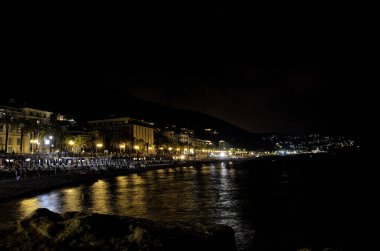 Denizde tipik bir gecede yansıyan ülke