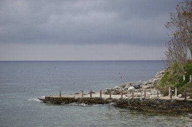 Deniz kenarındaki iskele.