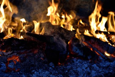 Ateşli odunlar ve şöminede yanan közler.